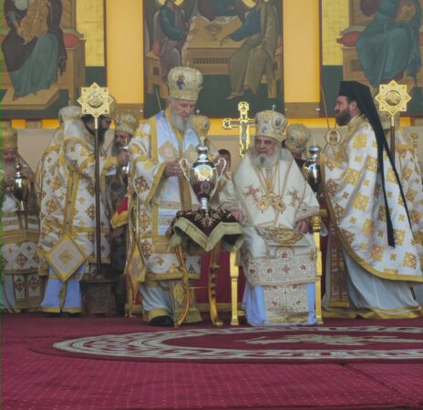 Un moment de profundă încărcătură spirituală a avut loc în Joia Mare, la Catedrala Patriarhală din București, unde a fost săvârșită slujba de sfințire a Sfântului și Marelui Mir, în cadrul Sfintei Liturghii prezidate de Preafericitul Părinte Patriarh Daniel și oficiate împreună cu membrii Sfântului Sinod al Bisericii Ortodoxe Române.