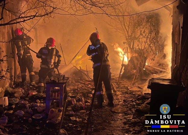 Incendiu tragic la Viforâta: O persoană a decedat Noaptea trecută, în jurul orei 23:58, echipele de intervenție ale Inspectoratului pentru Situații de Urgență Dâmbovița au fost solicitate pentru a stinge un incendiu devastator în localitatea Viforâta, unde flăcările au cuprins o casă.
