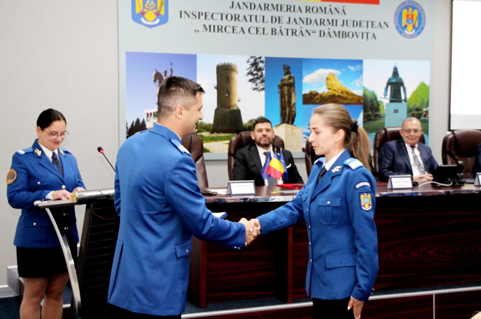 Jandarmeria Dâmbovița sărbătorește 175 de ani de profesionalism și devotament în serviciul cetățenilor Inspectoratul de Jandarmi Județean „Mircea cel Bătrân” Dâmbovița a marcat ieri, un moment deosebit în cadrul unei ședințe aniversare dedicate Zilei Jandarmeriei Române, un eveniment ce celebrează 175 de ani de la înființarea instituției. Pe 3 aprilie 2025, Jandarmeria Română împlinește un secol și jumătate și 75 de ani de activitate continuă, iar acest moment a fost marcat cu multă mândrie la nivelul județului Dâmbovița.
