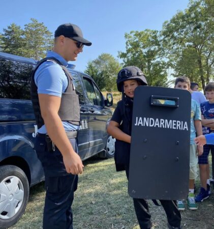 Începe școala după vacanța de primăvară! Jandarmeria Dâmbovița, alături de elevi pentru un start sigur și responsabil După vacanța de primăvară, elevii din Dâmbovița se întorc pe băncile școlii, iar Jandarmeria Dâmbovița va fi alături de ei pentru a promova siguranța și responsabilitatea.