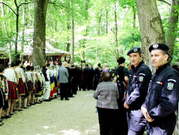 Jandarmii vor asigura ordinea și siguranța publică la sărbătoarea religioasă „Izvorul Tămăduirii” Astăzi, 25 aprilie 2025, cu ocazia sărbătorii religioase „Izvorul Tămăduirii”, efective ale Inspectoratului de Jandarmi Județean Dâmbovița și ale Grupării de Jandarmi Mobile Ploiești vor fi prezente în mai multe localități din județ pentru a asigura ordinea și siguranța publică.