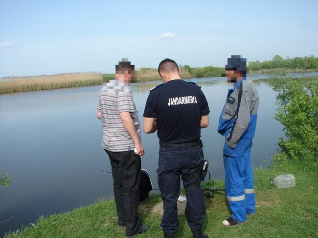 Jandarmii dâmbovițeni sunt în plină acțiune pentru protejarea fondului piscicol și a biodiversității județului în perioada de prohibiție a pescuitului! Începând cu 9 aprilie și până pe 7 iunie, pescuitul comercial, recreativ și familial este interzis pe apele interioare, conform Ordinului nr. 561/2023/11/2024.