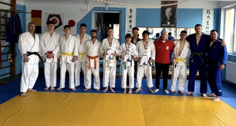 Judocanii Clubului Sportiv Târgoviște au strălucit la Cupa Miado’s Judocanii Clubului Sportiv Târgoviște au încheiat cu succes ediția din acest an a Cupei Miado’s, un turneu internațional de prestigiu desfășurat la Sibiu. Sportivii pregătiți de antrenorul Ilie Torcică au obținut performanțe remarcabile, demonstrând din nou talentul și determinarea lor pe tatami.