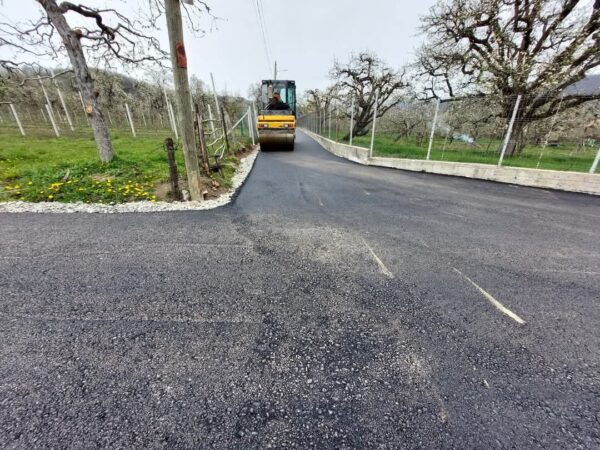 La Voinești, au început lucrările de asfaltare pe străzile din satul Oncești, o promisiune îndeplinită de administrația locală. Astăzi, au demarat lucrările pentru turnarea celor două straturi de covor asfaltic pe străzile „Țarina” și „Valea lui Bar”, pe o lungime totală de 6 kilometri.