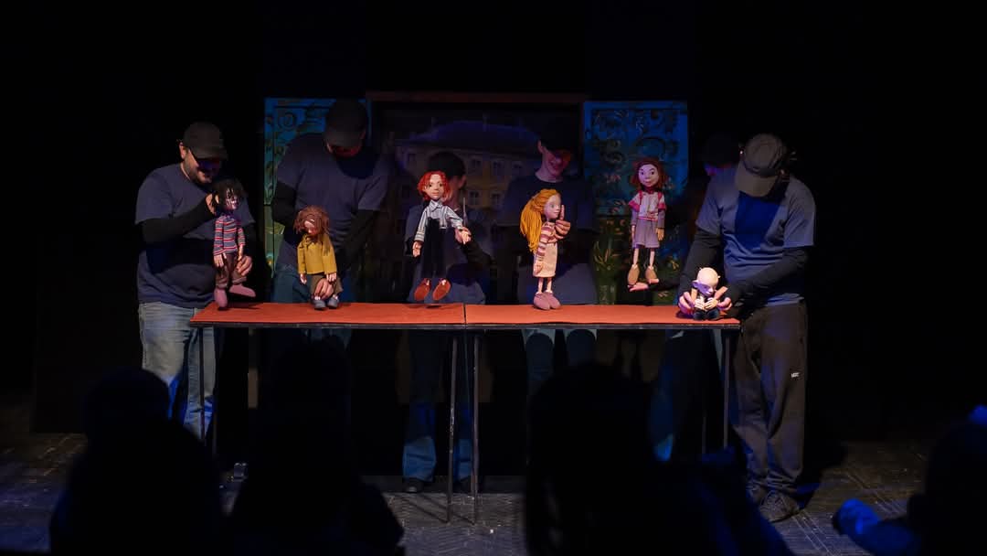 Copiii și părinții sunt așteptați pe 27 aprilie, de la ora 11:00, la Teatrul Tony Bulandra, pentru o aventură plină de învățăminte și sensibilitate: piesa de teatru de păpuși „Morcoveață”.