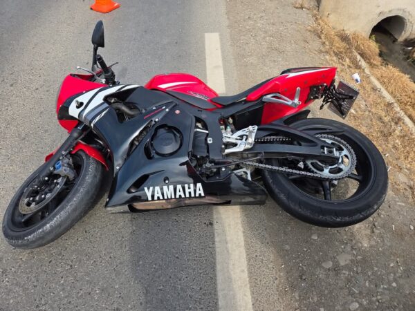 Un accident rutier s-a produs pe Drumul Județean 711, în comuna Băleni, implicând un autoturism și o motocicletă. Din primele date furnizate de autorități, o femeie de 36 de ani, localnică, a intrat în coliziune cu o motocicletă condusă de un tânăr de 25 de ani, din comuna Bucșani.