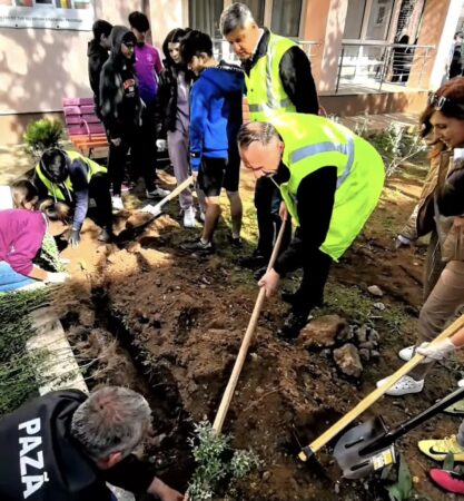 Municipiul Târgoviște se face mai verde: Primarul Daniel Cristian Stan a plantat copaci alături de elevi în cadrul Săptămânii Verzi Municipiul Târgoviște a devenit mai verde grație unui eveniment dedicat educației ecologice, organizat cu ocazia Săptămânii Verzi