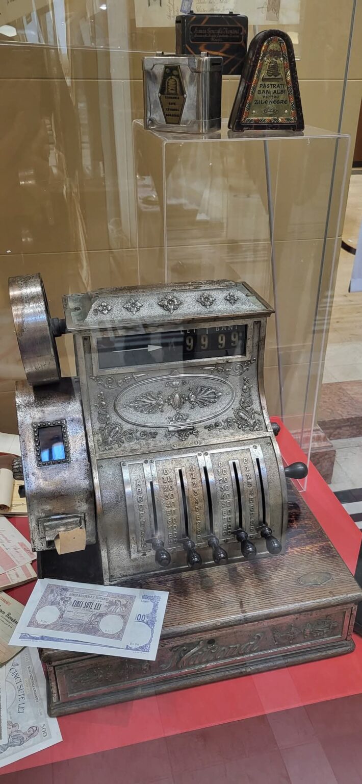 Muzeul de Istorie din Târgoviște contribuie la expoziția „Istoria unei profesii: de la zaraf la funcționarul de bancă” Cu ocazia împlinirii a 145 de ani de la înființarea Băncii Naționale a României, Muzeul de Istorie din Târgoviște are plăcerea să participe la expoziția „Istoria unei profesii: de la zaraf la funcționarul de bancă”, organizată la sediul Muzeului Băncii Naționale.