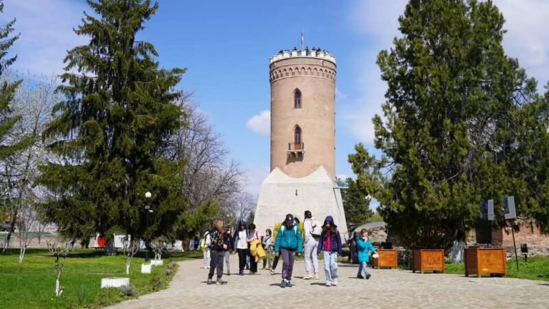 Pe 10 mai, Noaptea Muzeelor în Dâmbovița: O călătorie emoționantă în timp și cultură Pe 10 mai, Dâmbovița va străluci în culorile culturii și istoriei, aducând în fața publicului o Noapte a Muzeelor de neuitat! Deși la nivel național evenimentul a fost anulat, județul nostru păstrează cu mândrie tradiția și vă invită la o seară specială, dedicată celor care iubesc să descopere, să învețe și să trăiască magia culturii.