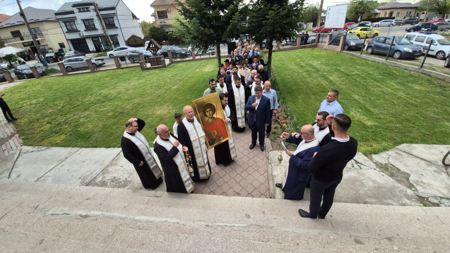 Ieri după-amiază, în ajunul prăznuirii Sfântului Mare Mucenic Gheorghe, Ocrotitorul spiritual al Parohiei Răcari I, comunitatea credincioșilor s-a unit într-o procesiune impresionantă, plină de emoție, rugăciune și lumină.