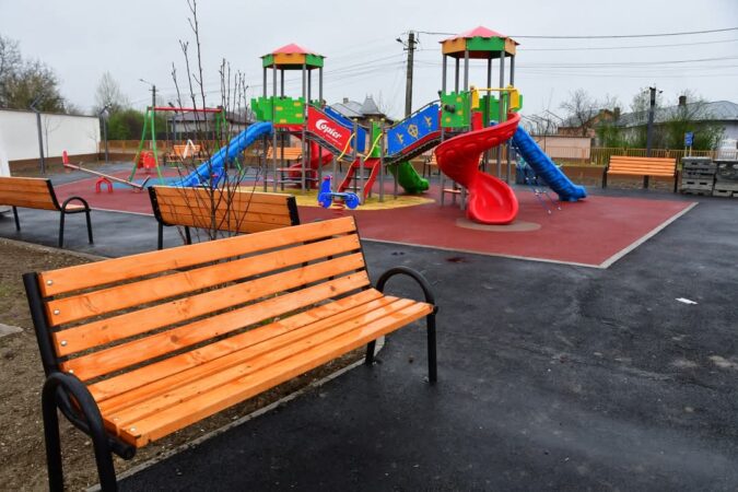 Parcul din cartierul Săbiești, orașul Răcari, se apropie de finalizare: Un nou spațiu de relaxare pentru comunitate Locuitorii cartierului Săbiești din Răcari se pregătesc pentru un nou loc de recreere, căci parcul nou realizat de administrația locală condusă de primarul Marius Caravețeanu,