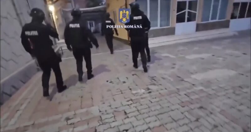 Percheziții de amploare în mai multe județe, desfășurate de polițiștii dâmbovițeni În dimineața zilei de 28 aprilie, polițiștii Serviciului de Investigare a Criminalității Economice Dâmbovița, sub coordonarea unui procuror din cadrul Parchetului de pe lângă Tribunalul Dâmbovița, au desfășurat o amplă acțiune de percheziție în cadrul unui dosar penal ce vizează constituirea unui grup infracțional organizat și înșelăciune.