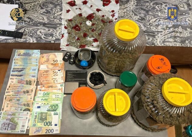 Percheziții de amploare în Dâmbovița și București: Cinci persoane arestate pentru trafic de droguri de risc și mare risc Polițiștii Serviciului de Combatere a Criminalității Organizate Dâmbovița, sub coordonarea procurorilor D.I.I.C.O.T. – Biroul Teritorial Dâmbovița, au destructurat trei rețele implicate în traficul de droguri, în urma unei serii de percheziții desfășurate în județul Dâmbovița și municipiul București.