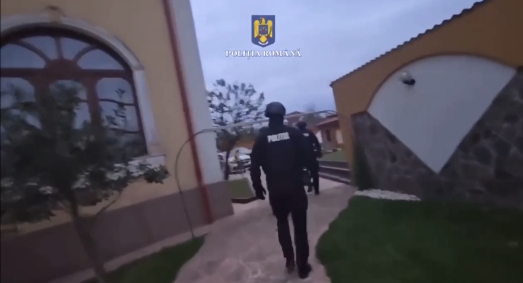 În dimineața zilei de 28 aprilie, polițiștii Serviciului de Investigare a Criminalității Economice Dâmbovița, sub coordonarea unui procuror din cadrul Parchetului de pe lângă Tribunalul Dâmbovița, au desfășurat o amplă acțiune de percheziție în cadrul unui dosar penal ce vizează constituirea unui grup infracțional organizat și înșelăciune.