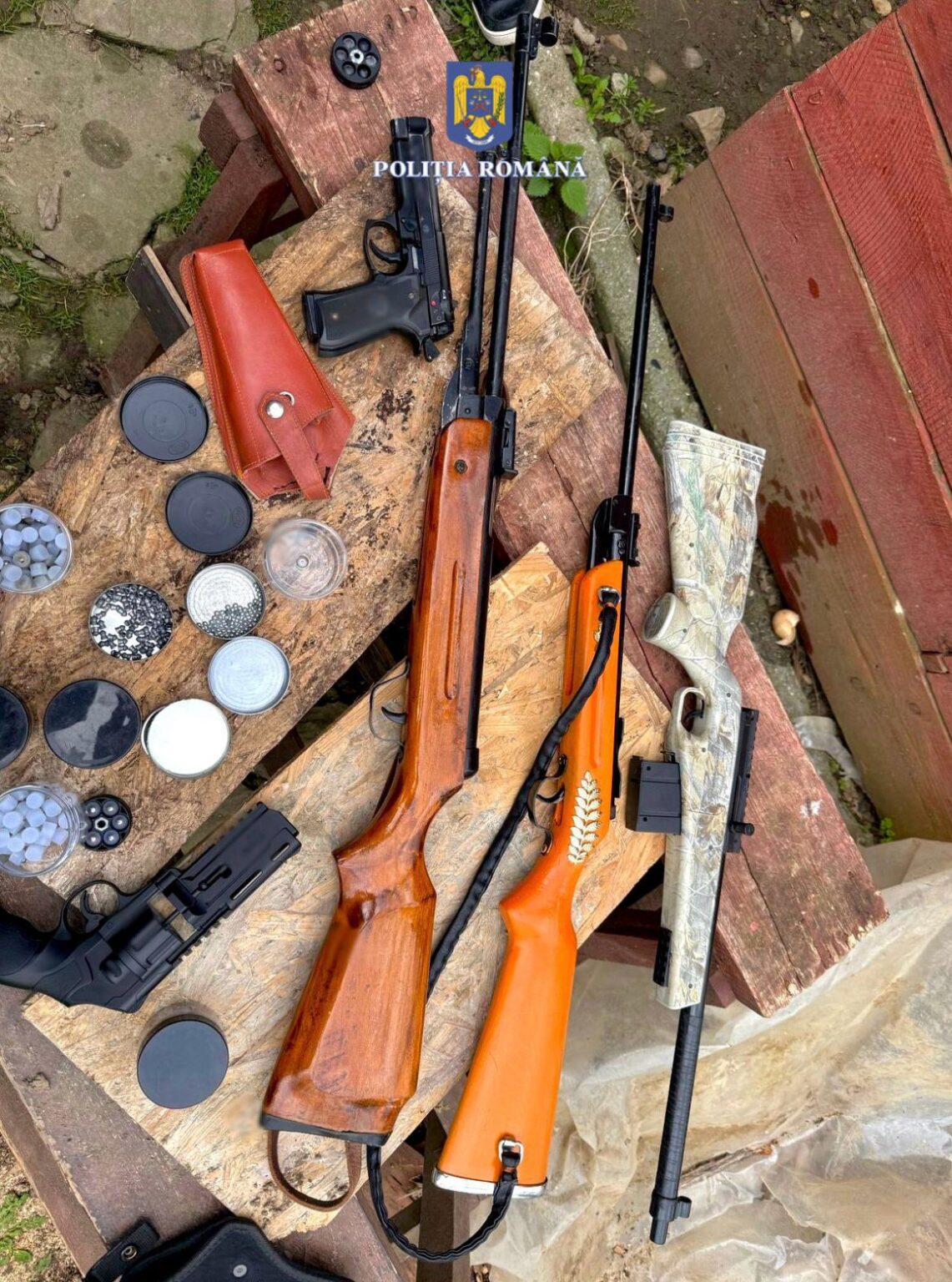 Percheziții în comuna Vișinești: Un bărbat deținea ilegal arme Polițiștii din cadrul Serviciului Arme, Explozivi și Substanțe Periculoase Dâmbovița, sub coordonarea unui procuror de la Parchetul de pe lângă Judecătoria Moreni,