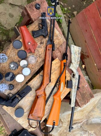 Percheziții în comuna Vișinești: Un bărbat deținea ilegal arme Polițiștii din cadrul Serviciului Arme, Explozivi și Substanțe Periculoase Dâmbovița, sub coordonarea unui procuror de la Parchetul de pe lângă Judecătoria Moreni,