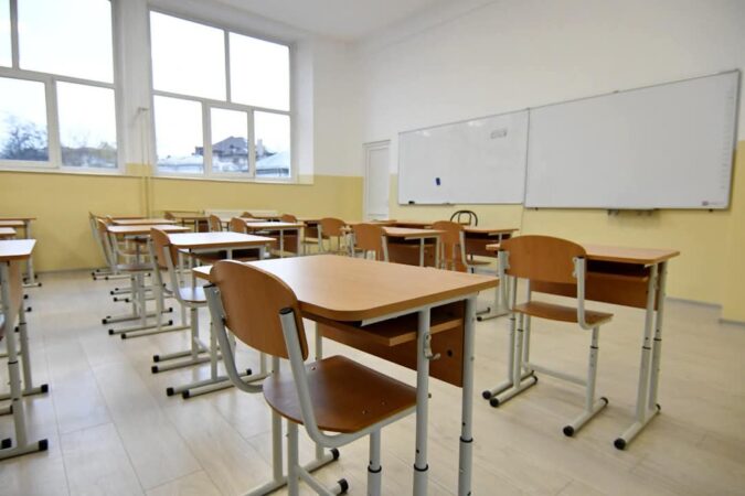 Peste 62.000 de posturi didactice vacante pentru învățământul preuniversitar și universitar în 2025 În 2025, peste 62.000 de posturi didactice vor fi disponibile pentru învățământul preuniversitar și universitar din România, iar pregătirile pentru concursurile de ocupare a acestora vor începe pe 30 aprilie 2025. Aceste posturi vor deveni vacante sau temporar vacante pe parcursul acestui an, iar obiectivul autorităților este de a asigura elevilor profesori cât mai bine pregătiți începând cu toamna acestui an.