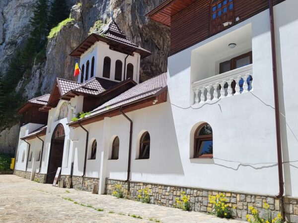 Începând cu 1 mai 2025, Peștera Ialomiței, una dintre cele mai impresionante atracții turistice din județul Dâmbovița, trece la programul de vară. Turiștii sunt așteptați zilnic, între orele 9:00 și 17:30, să exploreze frumusețea naturală și legendele care învăluie acest loc cu o puternică încărcătură spirituală.