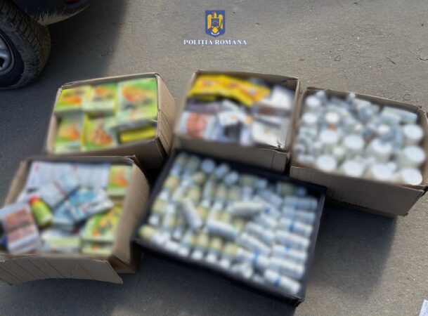 Polițiștii Serviciului Arme, Explozivi și Substanțe Periculoase din cadrul IPJ Dâmbovița au descoperit, în urma unui control de rutină, o cantitate semnificativă de produse toxice pentru agricultură, comercializate ilegal într-un târg săptămânal din comuna Lungulețu.