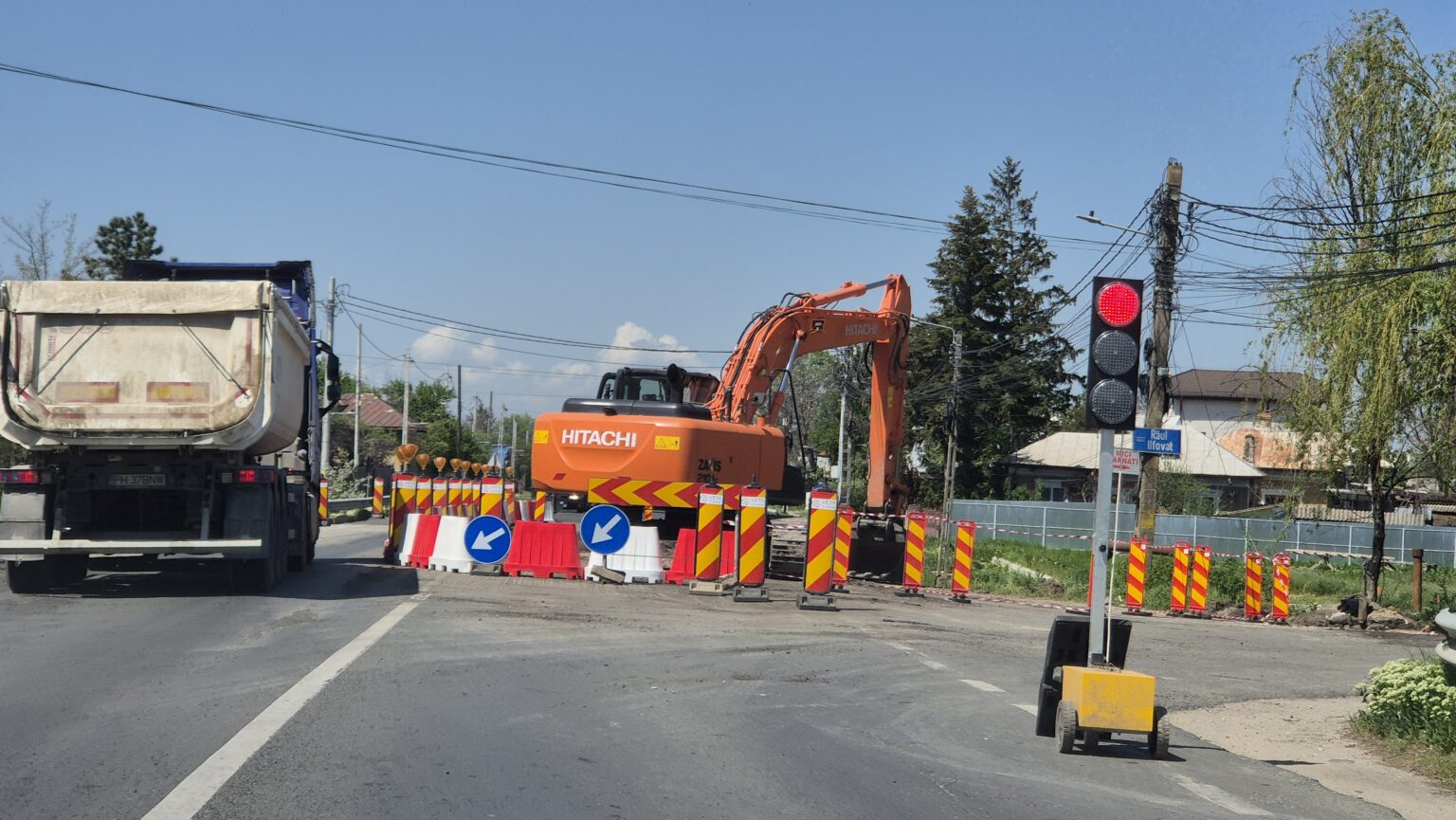 Modernizare în ritm alert pe DN71 Bâldana-Târgoviște: Podul de la Răcari a intrat în lucru Lucrările de modernizare a drumului național DN 71 Bâldana-Târgoviște- lărgire la 4 benzi, se află pe drumul cel bun și se desfășoară conform planului stabilit, punând astfel capăt unei perioade de zeci de ani de așteptări pentru locuitorii județului.