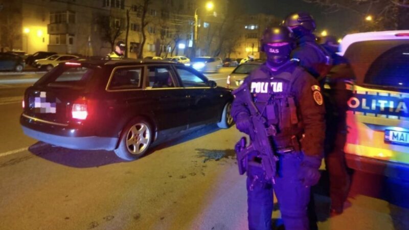 Poliția Dâmbovița: În 48 de ore, 32 de permise de conducere reținute și 687 de sancțiuni aplicate În ultimele 48 de ore , peste 380 de polițiști din cadrul Inspectoratului de Poliție Județean Dâmbovița au desfășurat acțiuni de amploare pentru prevenirea și combaterea riscurilor, menținând totodată un climat de ordine și siguranță publică. În cele două zile, au intervenit la 59 de evenimente, dintre care 29 au fost semnalate prin apeluri la 112.