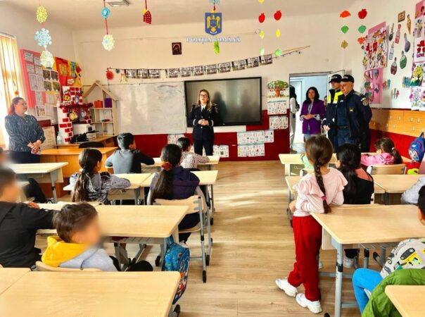 Poliția Transporturi și Biroul Siguranță Școlară Dâmbovița au derulat sctivități preventive în comuna Crângurile Polițiștii din cadrul Serviciului Județean de Poliție Transporturi Dâmbovița, în colaborare cu Biroul Siguranță Școlară, au desfășurat o activitate informativ-preventivă
