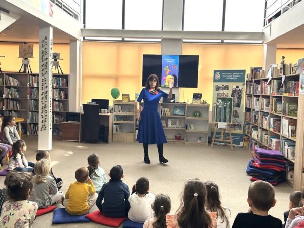 Preșcolarii din Târgoviște descoperă magia poveștilor alături de Veronica Iani la Biblioteca Județeană Dâmbovița Preșcolarii de la Grădinița cu Program Prelungit nr. 13 din Târgoviște au avut parte de o întâlnire specială cu scriitoarea și ilustratoarea Veronica Iani, în cadrul unui eveniment dedicat celor mici, organizat la Biblioteca Județeană Dâmbovița- Filiala pentru copii.