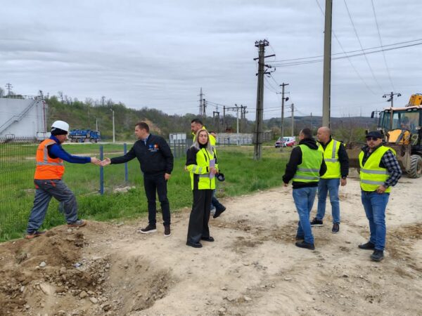 Președintele CJ Dâmbovița, Corneliu Ștefan, pe șantierele din județ: Monitorizare atentă a lucrărilor de infrastructură Președintele Consiliului Județean Dâmbovița, Corneliu Ștefan, a anunțat demararea lucrărilor pentru modernizarea rețelelor de apă și canalizare din municipiul Moreni și comunele invecinate, un proiect important pentru dezvoltarea durabilă a comunității.