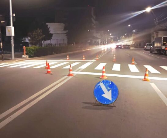 Vești bune pentru șoferii și pietonii din Târgoviște! În această săptămână, Primăria Târgoviște a demarat lucrările de refacere a marcajelor rutiere pe mai multe artere importante ale orașului, într-un efort de a îmbunătăți siguranța rutieră și de a reduce riscurile de accidente.