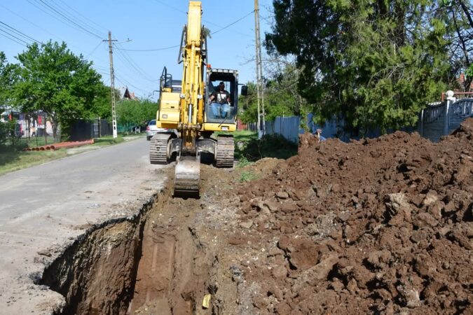 Proiect de canalizare în cartierul Bălănești, orașul Răcari: Lucrările pe strada Mihai Viteazu, în plină desfășurare Primăria orașului Răcari continuă investițiile în infrastructura locală, iar în cartierul Bălănești, se derulează lucrări esențiale de extindere a rețelei de canalizare menajeră pe strada Mihai Viteazu. Acest proiect face parte dintr-un plan amplu de modernizare a orașului Răcari, având ca scop îmbunătățirea condițiilor de trai și creșterea calității vieții pentru toți locuitorii.