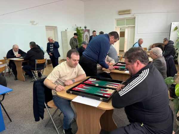 Administrație cu suflet la Răzvad: Primarul Emanuel Spătaru a organizat un campionat de table pentru seniorii comunei La Răzvad, administrația capătă un alt sens: comunitate, respect și implicare. Primarul Emanuel Spătaru a demonstrat că relația cu cetățenii nu se rezumă doar la proiecte și promisiuni,