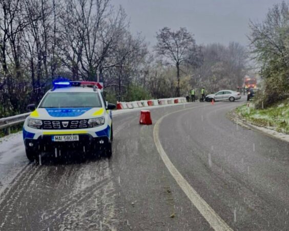 Poliția Dâmbovița face recomandări pentru siguranța rutieră în condiții de ninsoare și carosabil alunecos Având în vedere avertizarea meteorologică ce preconizează intensificări ale vântului, viscol, lapoviță și polei. polițiștii din cadrul Inspectoratului de Poliție Județean Dâmbovița îndeamnă toți participanții la trafic să fie extrem de atenți în condiții de drum alunecos.