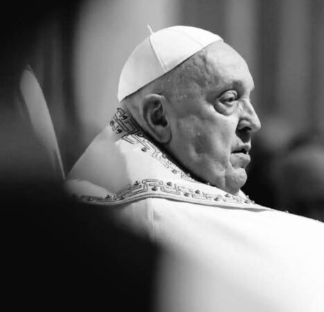 Guvernul României a anunțat că va declara zi de doliu național pe 26 aprilie 2025, în ziua înmormântării Papei Francisc, ca semn de respect și solidaritate față de întreaga comunitate catolică.