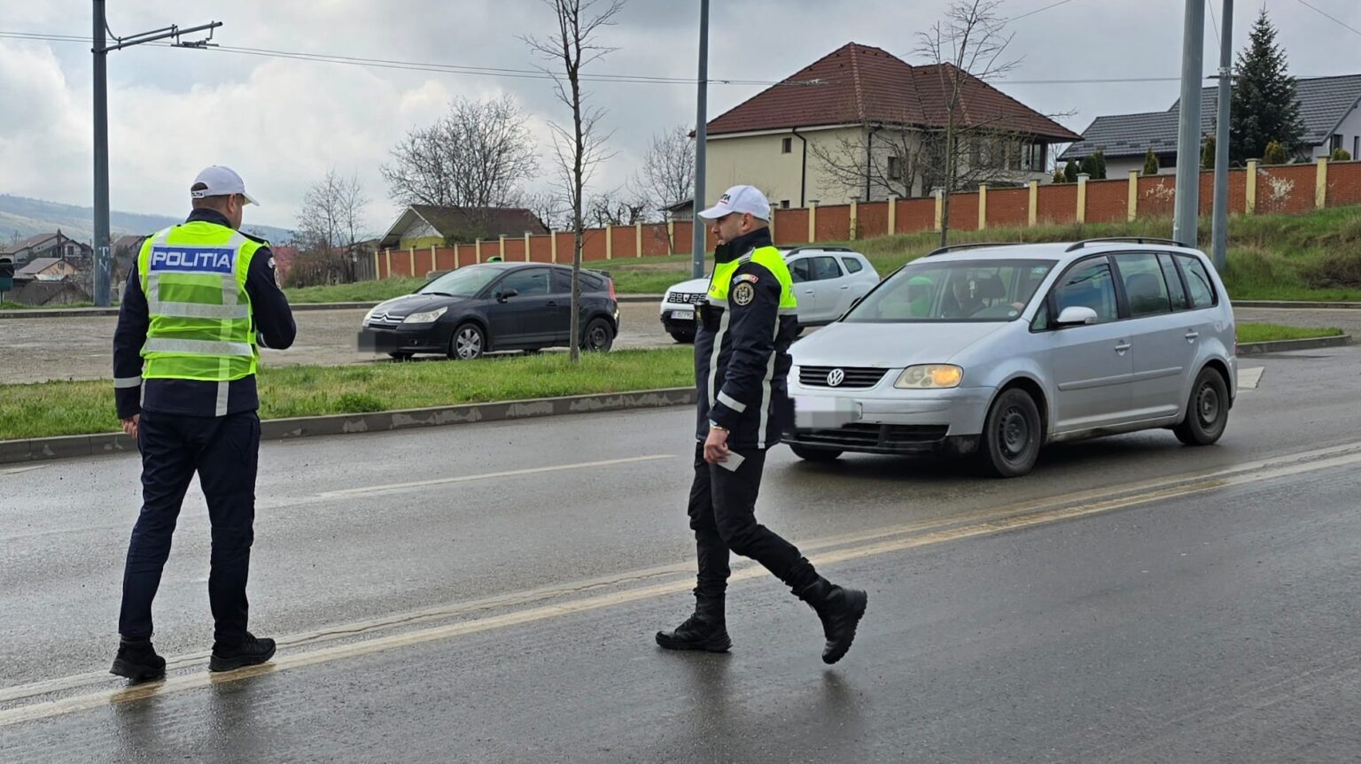 SPEED MARATHON în Dâmbovița: Peste 300 de șoferi sancționați pentru viteză excesivă În ultimele 24 de ore, polițiștii rutieri din județul Dâmbovița au desfășurat o acțiune intensă de control în cadrul operațiunii europene „ROADPOL - Speed Marathon”, sub coordonarea Direcției Rutiere. Scopul principal al acestei acțiuni a fost combaterea accidentelor rutiere cauzate de viteza excesivă și asigurarea respectării limitelor legale de viteză pe drumurile publice.