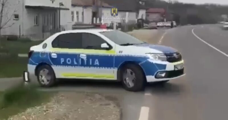 Scandal violent în Produlești: Șase bărbați au fost reținuți Polițiștii din cadrul Secției Nr. 9 Poliție Rurală Mătăsaru, sub coordonarea unui procuror de la Parchetul de pe lângă Judecătoria Găești, au dispus măsura reținerii pentru 24 de ore a șase bărbați cu vârste cuprinse între 16 și 46 de ani, cercetați pentru săvârșirea infracțiunilor de lovire sau alte violențe și tulburarea ordinii și liniștii publice.