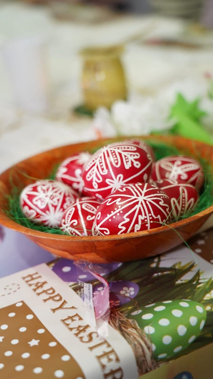 Ieri, la Centrul Județean de Cultură din Dâmbovița, au debutat activitățile din cadrul Programului Național „Școala Altfel – Să știi mai multe, să fii mai bun!/Săptămâna Verde”, dedicate elevilor de toate vârstele. Peste 200 de copii, de la preșcolari până la liceeni, au avut ocazia să participe la ateliere creative și educative, menite să le dezvolte abilități artistice și să le stârnească imaginația.