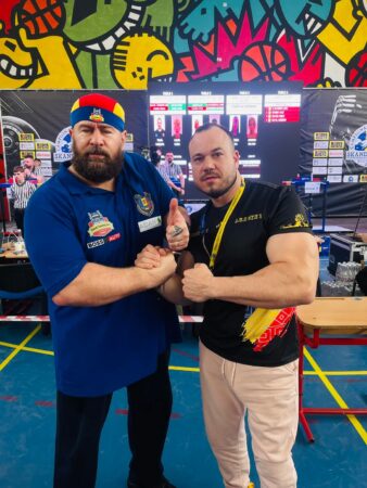 Sergiu Țecu este dublu campion național la Skandenberg 2025: O performanță de excepție pentru Răcări și județul Dâmbovița Sergiu Țecu din Răcari a reușit să câștige două medalii de aur la Campionatul Național de Skandenberg 2025, desfășurat recent în fața unui public entuziast de 380 de sportivi