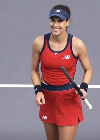 Sorana Cîrstea a părăsit Mutua Madrid Open 2025 încă din primul tur Sorana Cîrstea a părăsit Mutua Madrid Open 2025 încă din primul tur, după un meci spectaculos și extrem de echilibrat cu tânăra jucătoare americană Hailey Baptiste (88 WTA). Scorul final: 2-6, 7-6(4), 6-7(4), după două ore și 33 de minute de joc tensionat, plin de răsturnări de situație.