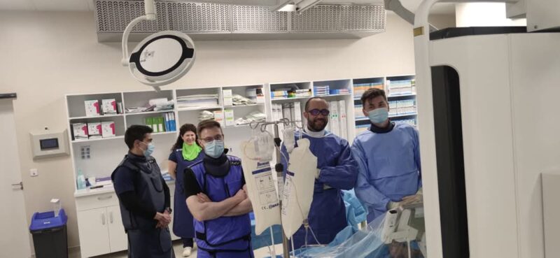 Premieră medicală la Spitalul Județean din Târgoviște Vești excelente din Târgoviște! Spitalul Județean de Urgență scrie istorie în domeniul medical, prin realizarea primei proceduri complexe de cardiologie intervențională, folosind echipamente de ultimă generație și tehnici disponibile până acum doar în marile centre universitare.