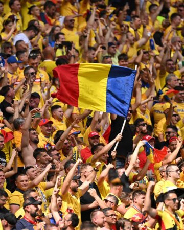 Suporterii români fac istorie: 2.700 de bilete epuizate în doar 3 minute! România bate recorduri la susținerea echipei naționale! Suporterii români au demonstrat încă o dată că sunt alături de echipa națională în orice moment! În doar 3 minute, cele 2.700 de bilete pentru meciul Austria - România s-au epuizat într-un timp record, având o viteză incredibilă de 15 bilete pe secundă!