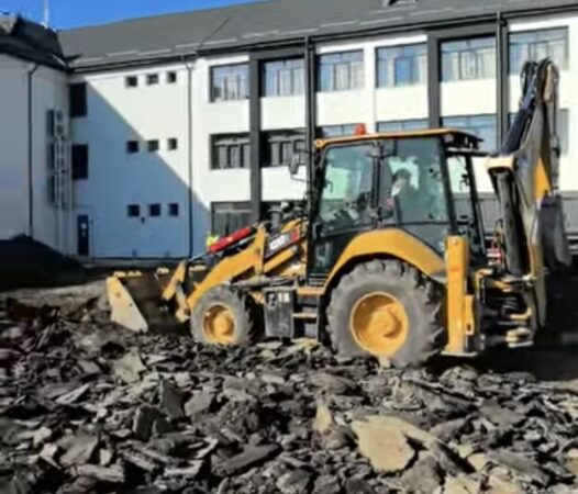 Au inceput lucrările pentru construirea bazei sportive la Școala Gimnazială „Radu cel Mare” din Târgoviște Primarul municipiului Târgoviște, Daniel Cristian Stan, a anunțat începerea lucrărilor de construire a unei baze sportive moderne la Școala Gimnazială „Radu cel Mare”. Proiectul, în valoare de aproximativ 3.000.000 lei, este finanțat din fonduri guvernamentale și are ca scop îmbunătățirea infrastructurii educaționale pentru elevii din Târgoviște.