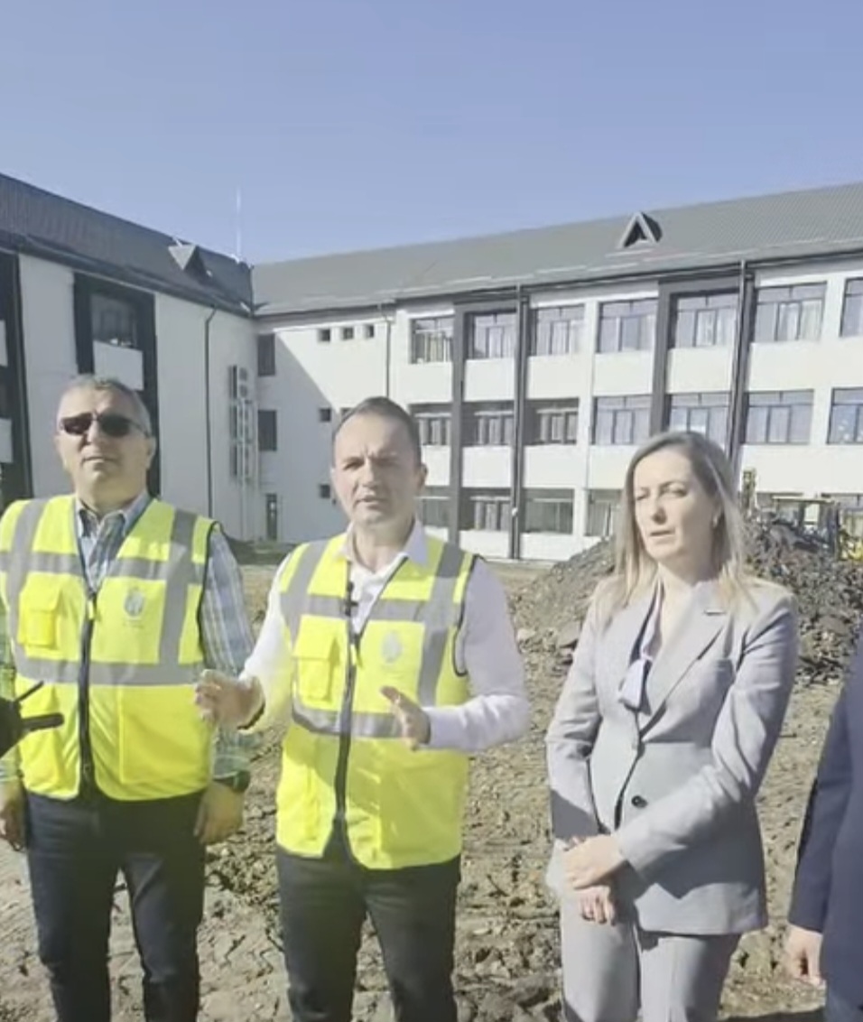 Primarul municipiului Târgoviște, Daniel Cristian Stan, a anunțat începerea lucrărilor de construire a unei baze sportive moderne la Școala Gimnazială „Radu cel Mare”. Proiectul, în valoare de aproximativ 3.000.000 lei, este finanțat din fonduri guvernamentale și are ca scop îmbunătățirea infrastructurii educaționale pentru elevii din Târgoviște.