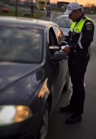 Tânăr din Răcari, prins băut la volan și cu permisul suspendat, pe DN 7 în Lungulețu Un tânăr în vârstă de 22 de ani, din orașul Răcari, a fost depistat de polițiștii din cadrul Secției Nr. 13 Poliție Rurală Titu, conducând un autoturism pe drumul național 7, pe raza localității Lungulețu, deși avea dreptul de a conduce suspendat.