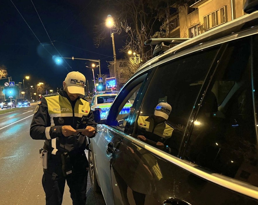 În noaptea de 2 aprilie, în jurul orei 02:20, polițiștii din cadrul Biroului Rutier au intervenit pe bulevardul I. C. Brătianu, din municipiul Târgoviște, unde au surprins un tânăr de 24 de ani, din localitate, în timp ce conducea un autoturism, având dreptul de a conduce suspendat.
