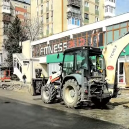 Municipiul Târgoviște face un nou pas important spre modernizare! Primarul Daniel Cristian Stan a anunțat oficial startul lucrărilor de reabilitare pe strada Udriște Năsturel, situată paralel cu Bulevardul „Constantin Brâncoveanu”.