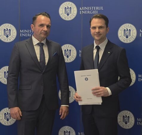 Târgoviște investește în energie verde: Un parc fotovoltaic de peste 19 milioane lei va asigura independența energetică a orașului Un pas uriaș spre un viitor sustenabil pentru Târgoviște! Primăria municipiului a semnat vineri, contractul de finanțare pentru construirea unui parc fotovoltaic, una dintre cele mai importante investiții verzi din istoria orașului. Proiectul, în valoare totală de 19.324.292 lei (TVA inclus), este finanțat din fonduri europene, prin Fondul pentru Modernizare.