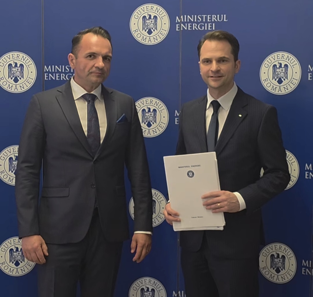 Un pas uriaș spre un viitor sustenabil pentru Târgoviște! Primăria municipiului a semnat vineri, contractul de finanțare pentru construirea unui parc fotovoltaic, una dintre cele mai importante investiții verzi din istoria orașului. Proiectul, în valoare totală de 19.324.292 lei (TVA inclus), este finanțat din fonduri europene, prin Fondul pentru Modernizare.