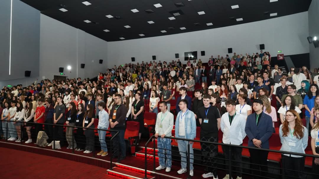 Târgoviște este în aceste zile capitala gândirii libere: tinerii dezbat pentru viitorul României.Municipiul Târgoviște găzduiește Olimpiada Națională „Tinerii Dezbat”