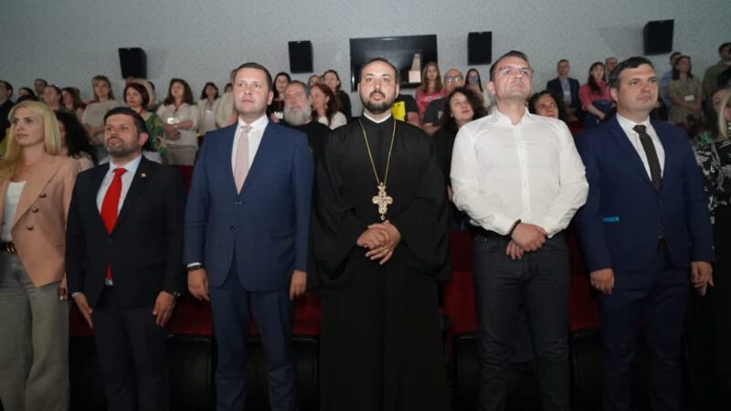 Târgoviște, capitala educației argumentative: A început Olimpiada Națională „Tinerii Dezbat” Târgoviște este în aceste zile capitala gândirii libere: tinerii dezbat pentru viitorul României.Municipiul Târgoviște găzduiește Olimpiada Națională „Tinerii Dezbat”