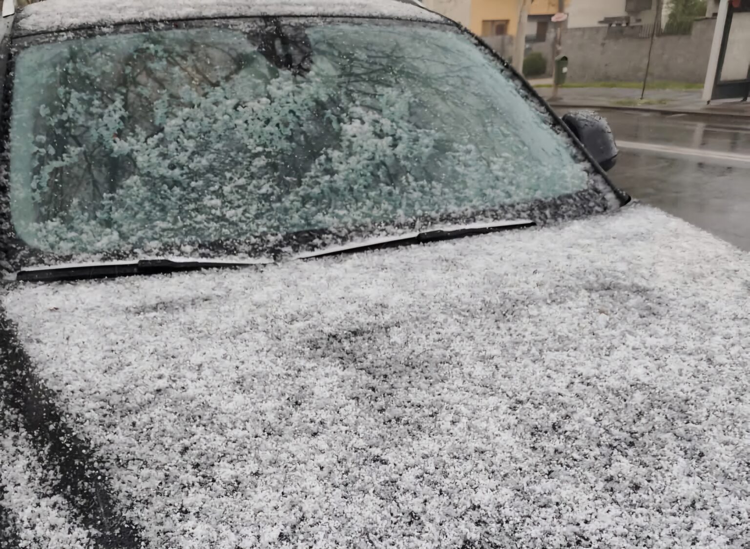 Temperaturi record la Târgoviște, cea mai friguroasă dimineață de 8 aprilie din ultimii 30 de ani Ieri, cea mai friguroasă dimineață de 8 aprilie din ultimele trei decenii, cu temperaturi minime care au atins valori record în mai multe regiuni ale țării, inclusiv la Târgoviște. Potrivit Administrației Naționale de Meteorologie (ANM), s-au înregistrat 45 de recorduri termice zilnice, iar 3 stații meteo au înregistrat chiar recorduri termice lunare.